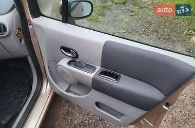 Хэтчбек Renault Modus 2004 в 
