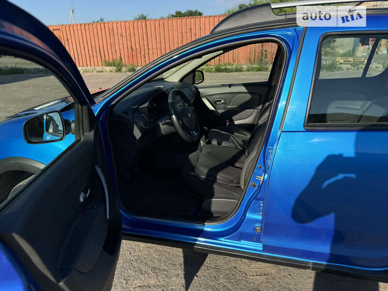 Хэтчбек Renault Sandero StepWay 2016 в Сарнах