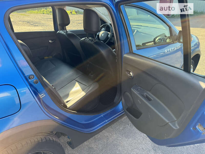Хэтчбек Renault Sandero StepWay 2016 в Сарнах