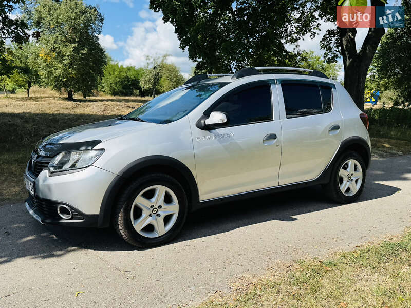 Внедорожник / Кроссовер Renault Sandero StepWay 2015 в Ромнах