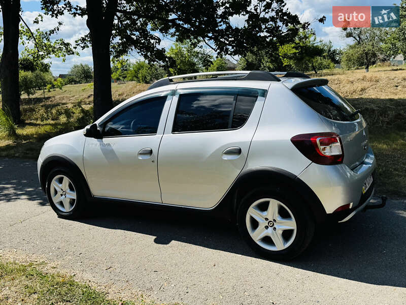 Внедорожник / Кроссовер Renault Sandero StepWay 2015 в Ромнах