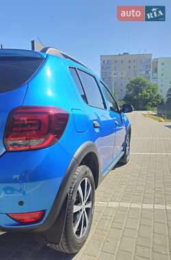 Хэтчбек Renault Sandero StepWay 2019 в 