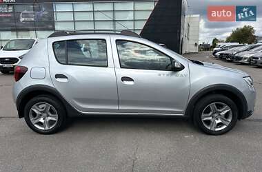 Хэтчбек Renault Sandero StepWay 2020 в 