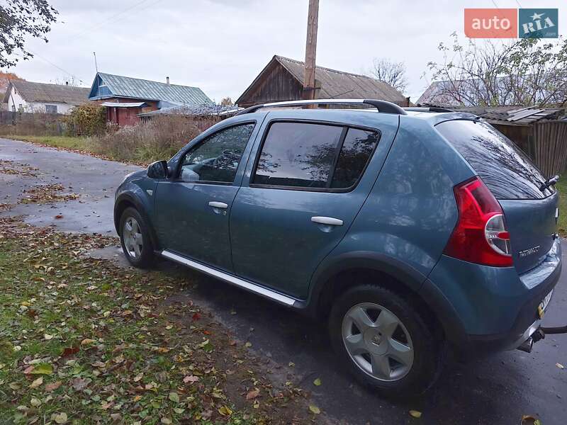 Внедорожник / Кроссовер Renault Sandero StepWay 2012 в Шостке