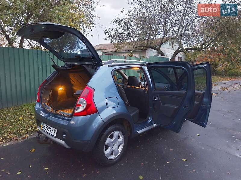 Внедорожник / Кроссовер Renault Sandero StepWay 2012 в Шостке