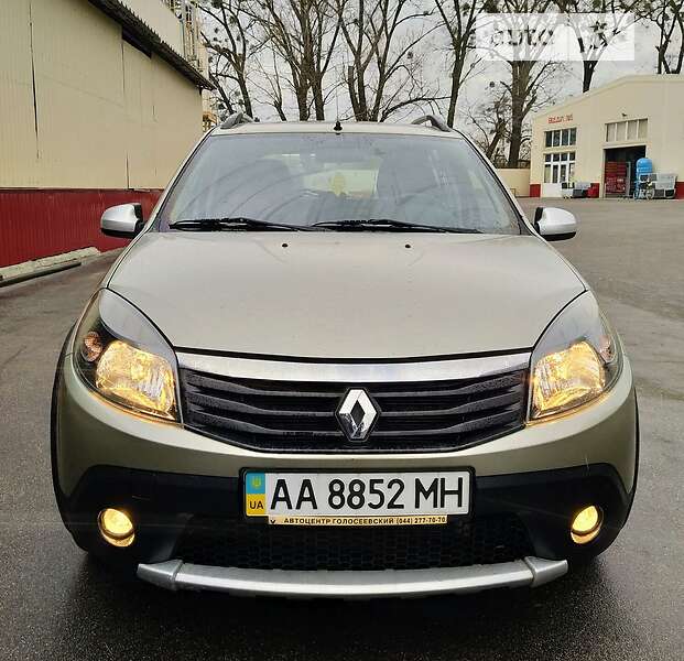 Хэтчбек Renault Sandero 2012 в Ахтырке