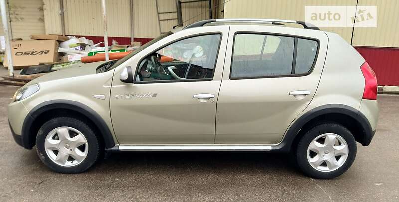 Хэтчбек Renault Sandero 2012 в Ахтырке