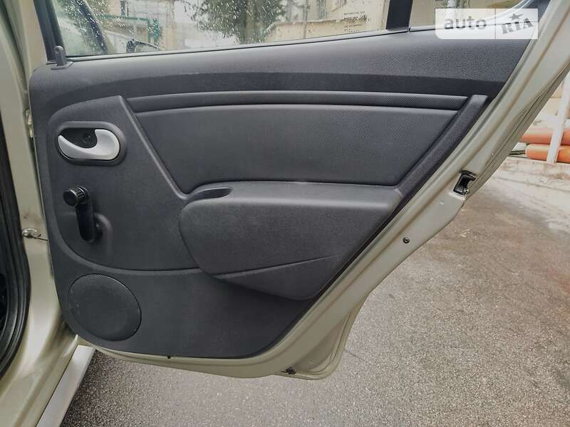 Хэтчбек Renault Sandero 2012 в Ахтырке