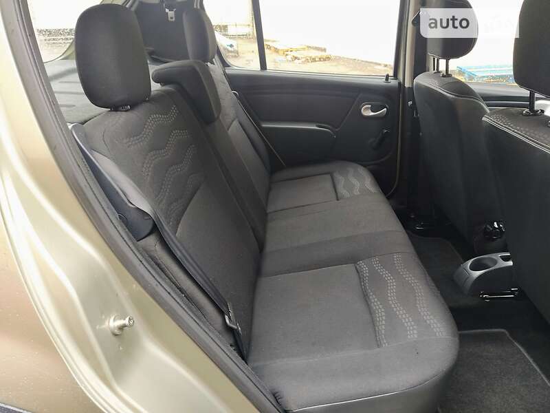 Хэтчбек Renault Sandero 2012 в Ахтырке
