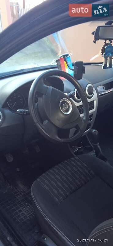 Renault Sandero 2011
