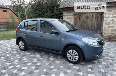 Хетчбек Renault Sandero 2010 в Лубнах