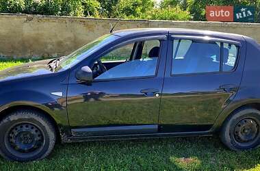 Хэтчбек Renault Sandero 2010 в 