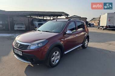 Хэтчбек Renault Sandero 2012 в 