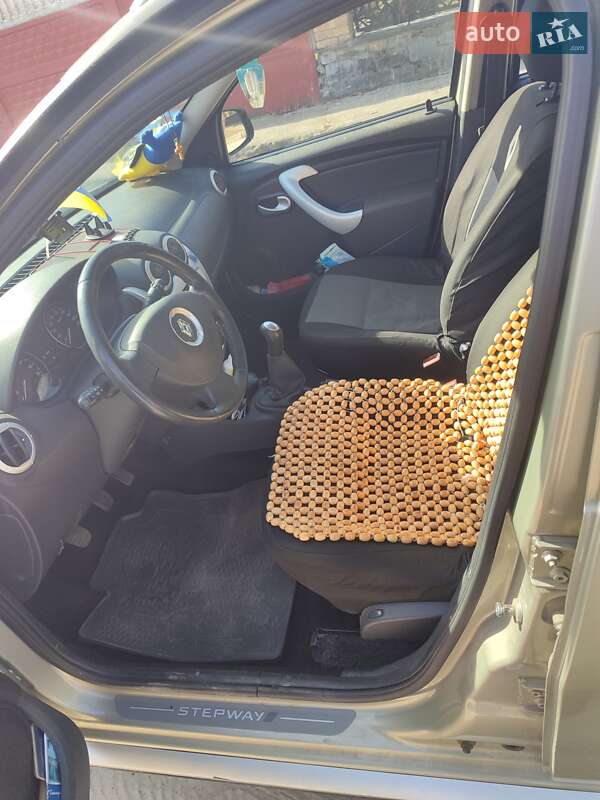 Хетчбек Renault Sandero 2012 в Вараші