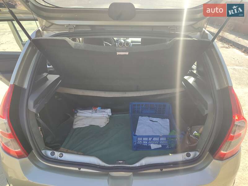 Хетчбек Renault Sandero 2012 в Вараші