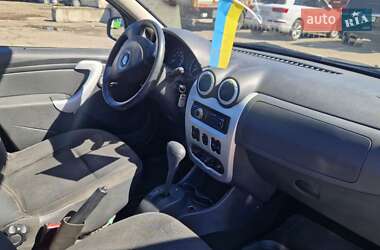 Хэтчбек Renault Sandero 2012 в 