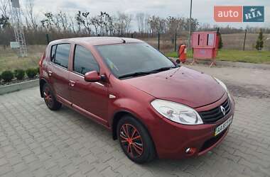 Хетчбек Renault Sandero 2012 в 