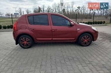 Хетчбек Renault Sandero 2012 в 