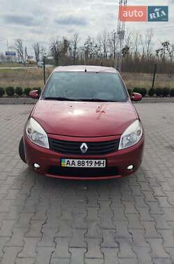Хетчбек Renault Sandero 2012 в 