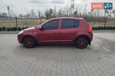 Хетчбек Renault Sandero 2012 в 
