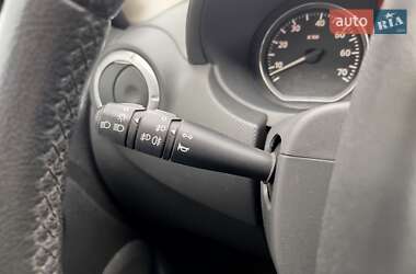 Хетчбек Renault Sandero 2012 в 