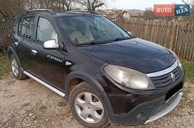 Хетчбек Renault Sandero 2012 в 