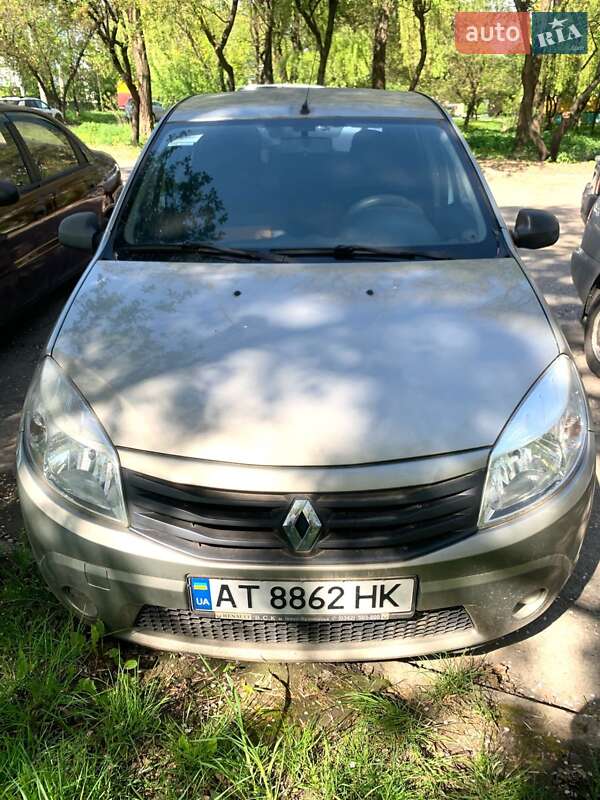 Хэтчбек Renault Sandero 2009 в 