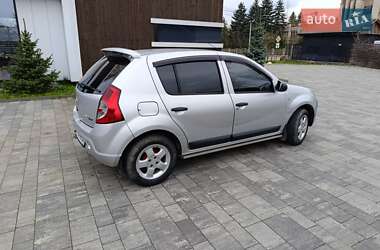 Хэтчбек Renault Sandero 2010 в 
