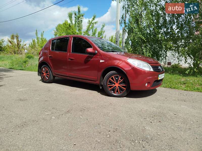 Хетчбек Renault Sandero 2012 в 