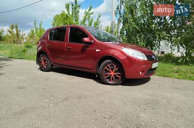 Хетчбек Renault Sandero 2012 в 