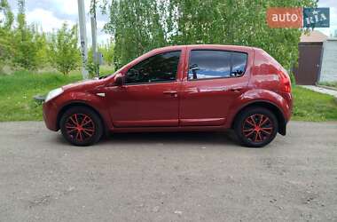 Хетчбек Renault Sandero 2012 в 