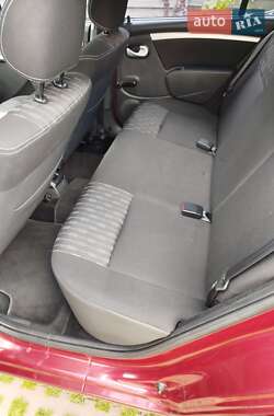 Хетчбек Renault Sandero 2012 в 