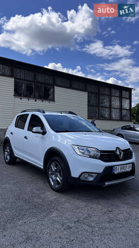 Хэтчбек Renault Sandero 2017 в Хороле