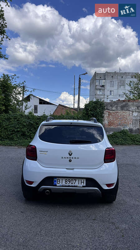 Хэтчбек Renault Sandero 2017 в Хороле