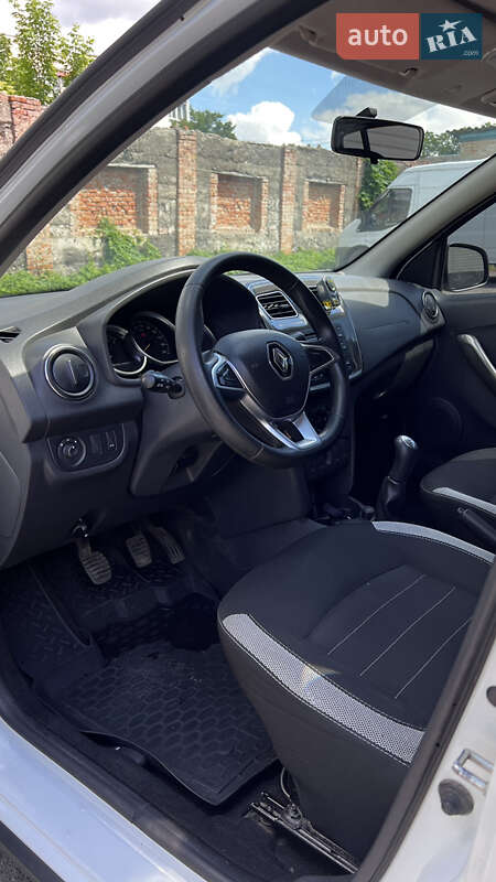 Хэтчбек Renault Sandero 2017 в Хороле