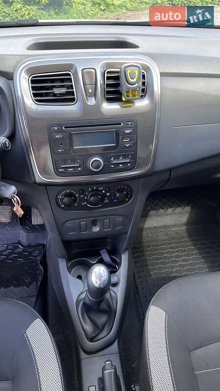 Хэтчбек Renault Sandero 2017 в Хороле