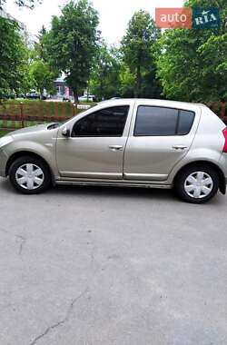 Хетчбек Renault Sandero 2011 в 