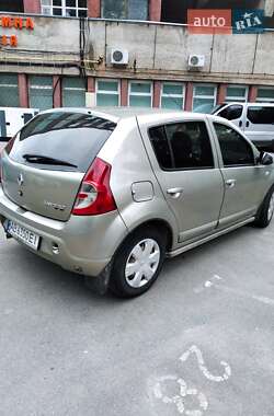 Хетчбек Renault Sandero 2011 в 