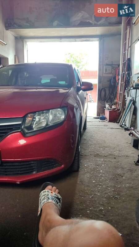 Хетчбек Renault Sandero 2013 в Краснограді