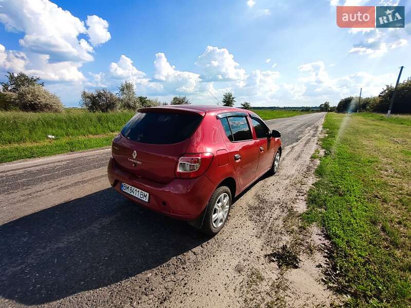 Хетчбек Renault Sandero 2013 в Краснограді