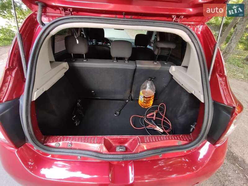 Хетчбек Renault Sandero 2013 в Краснограді