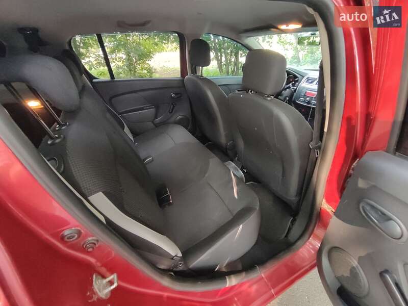 Хетчбек Renault Sandero 2013 в Краснограді