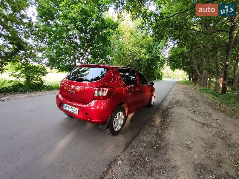 Хетчбек Renault Sandero 2013 в Краснограді