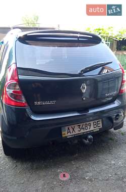 Хэтчбек Renault Sandero 2010 в 