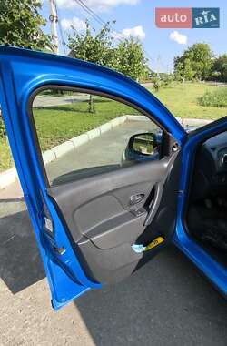 Хэтчбек Renault Sandero 2014 в 