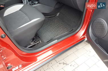 Хэтчбек Renault Sandero 2013 в 