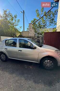 Хэтчбек Renault Sandero 2010 в 