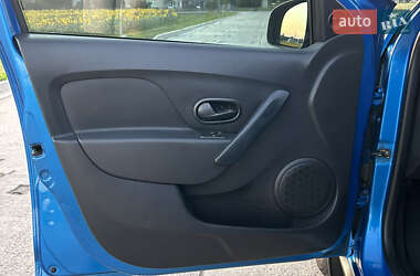 Хэтчбек Renault Sandero 2015 в 