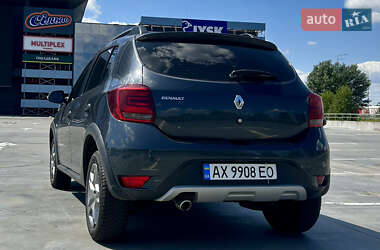 Хетчбек Renault Sandero 2017 в 
