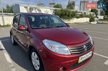Хэтчбек Renault Sandero 2011 в 
